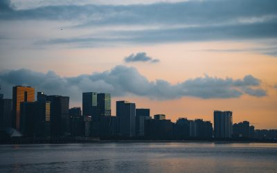 云朵影视本周新上线科幻电影封面——未来城市天际线在黄昏中闪烁，飞行器穿梭其间，科技感十足